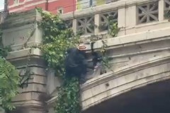 Manifestanti sfregiano ponte storico, «Così non si salvano vite»