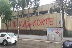 Ancora scritte no-vax sulle scuole di Bari, imbrattata la sede del Tridente