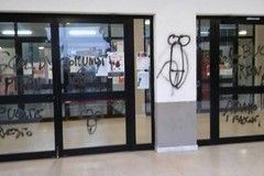 Bari, insulti e intimidazioni all'ingresso del liceo Socrate. Gli studenti: «Non ci intimorite»