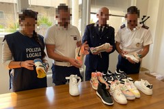 Contraffazione, sequestrati abbigliamento e scarpe nei mercati di Bari