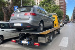 Trasportava crocieristi dal porto a Bari centrale senza licenza, multato tassista abusivo