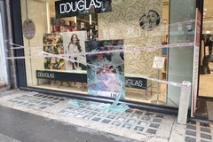 Di nuovo spaccate nel centro di Bari, nella notte colpita la profumeria Douglas