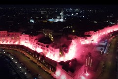 Il Bari compie 118 anni e gli ultras illuminano la muraglia - VIDEO
