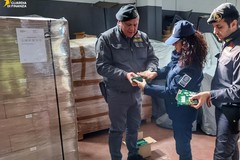 Traffico illecito nel porto di Bari: sequestrate oltre 156mila candele con falso "Made in Italy"