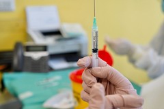 Vaccino anti-Covid, via alla quarta dose per over 60 e fragili