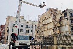 Palazzina crollata a Bari, al via le operazioni di demolizione di quanto rimasto