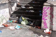 L'inciviltà non dà tregua a Bari: colpita la gradinata di via Quintino Sella