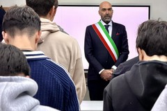 Un minuto di silenzio per le vittime della tragedia di Crans-Montana, il cordoglio del Sindaco di Bari