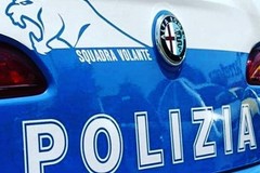 Nasconde forbici e aggredisce i poliziotti: denunciato 39enne