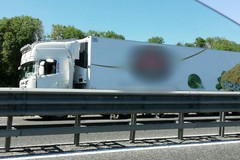 Camion bloccato sotto il ponte, rallentamenti sulla statale 100