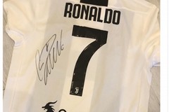 Le maglie di Cristiano Ronaldo e dei campioni del calcio all'asta per la Fondazione Ciao Vinny