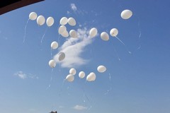 Bari, palloncini bianchi per dire addio al bimbo morto a San Girolamo