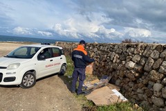 Le foto dei cittadini incastrano lo sporcaccione, scatta la multa per abbandono rifiuti