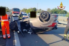 Automobile con cinque ragazzi a bordo si ribalta sulla SS100 a Casamassima