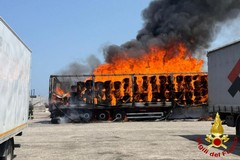 Tir in fiamme al porto di Bari: Vigili del Fuoco al lavoro