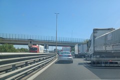 Incidente sulla SS 16, due feriti: chiusa la carreggiata in direzione Sud