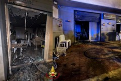 Paura nella notte a Carbonara. A fuoco una pizzeria: indagini in corso