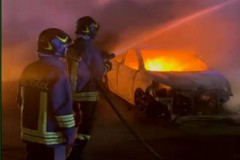In fiamme tre auto nella notte a Bitritto: due squadre di Vigili del Fuoco intervenute