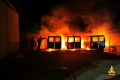 Incendio in un'azienda di Casamassima, Vigili del Fuoco al lavoro per veicoli in fiamme
