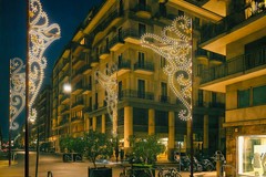 Via alle installazioni luminose in via Argiro. Rosoni, gazebo e pannelli luminosi a Bari Vecchia fino a febbraio