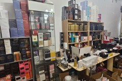 Bari, doppio blitz della Guardia di Finanza: sequestrati profumi contraffatti e cosmetici