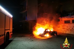 Incendio d’auto nella notte a Rutigliano - FOTO