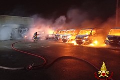 Grosso incendio in un'azienda del ramo rifiuti a Noicattaro: distrutti dieci mezzi per la raccolta porta a porta