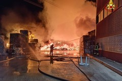 Incendio all'azienda di stoccaggio rifiuti, riapre la strada statale 96