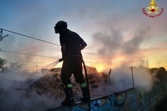 Caldo intenso: fiamme lungo la linea ferroviaria e in un'abitazione a Casamassima