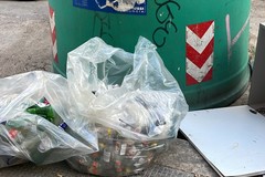 Bari, rifiuti abbandonati in centro: multa da 1.000 euro a un’attività commerciale