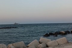 Il mega yacht dello sceicco Al Thani al largo di Bari, a bordo la famiglia reale del Qatar