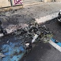 Bruciati nella notte 17 cassonetti a Bari, Decaro denuncia in Questura: «Faremo luce sull'accaduto»