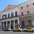 Corso Vittorio Emanuele, realizzati nuovi stalli per taxi davanti al teatro Piccinni