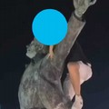 Polignano, si arrampica sulla statua di Modugno. Il sindaco: «Denunciato»