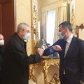 Bari, Decaro incontra Monsignor Satriano: «Insieme possiamo sconfiggere paure e fragilità»