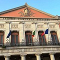 La bandiera francese a Palazzo di città, anche Bari celebra il 14 luglio