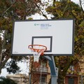 Nuovi canestri e tabelloni al campo da basket del Parco 2 Giugno di Bari