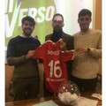 Le maglie dei calciatori in una lotteria di beneficenza in Università: «Compreremo un defibrillatore»