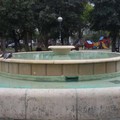 Piazza Garibaldi, ripulita di nuovo la fontana