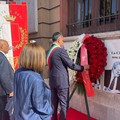 Anniversario strage via D'Amelio, a Bari una corona di fiori sulla facciata del Palazzo di città