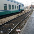 Siringhe e rifiuti tra i binari della stazione a Bari