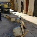 Panchina distrutta in piazza Mercantile, Decaro: «Mi auguro gli si bruci la scarcella»