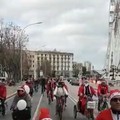 In bici o sui pattini ma tutti vestiti da Babbo Natale sul lungomare di Bari