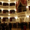 Benvenuti nel Piccinni restaurato, tra la bellezza del teatro e i dubbi sulle prenotazioni