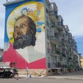 Un enorme San Nicola a Bari, la street art riqualifica il San Paolo