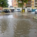 Pioggia battente su Bari, a Japigia allagamenti e tombini in tilt
