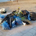 Spiaggine e una bici tra i rifiuti sul nuovo  Waterfront a Bari