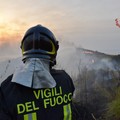 Continua a bruciare Difesa Grande a Gravina in Puglia, in azione i canadair