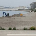 Spiagge di Bari pronte a riaprire, manutenzione in corso. Arrivano i cartelli con le info anti-Covid