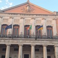 35° anniversario dell’Indipendenza dell’Ucraina: la bandiera ucraina sulla facciata di Palazzo di Città